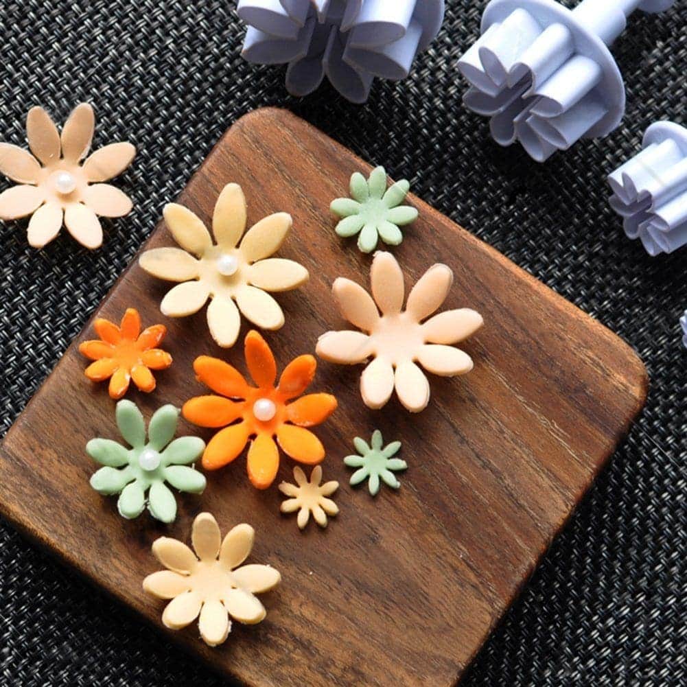 Fondant daisies