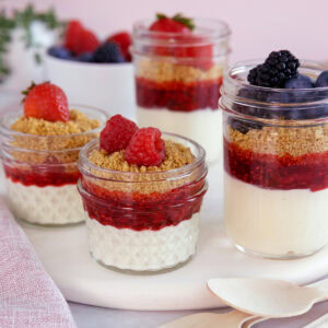 Mini cheesecakes in various sizes of jars.
