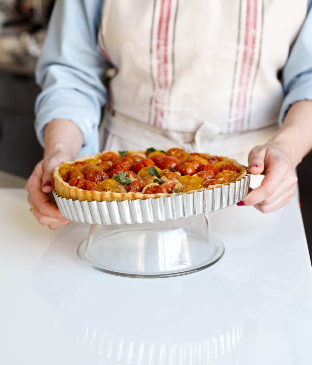 How to remove the ring from a tart pan. Set it over an overturned bowl!