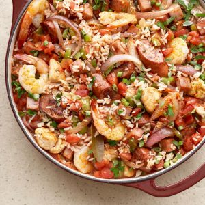 One pan Jambalaya in red pot