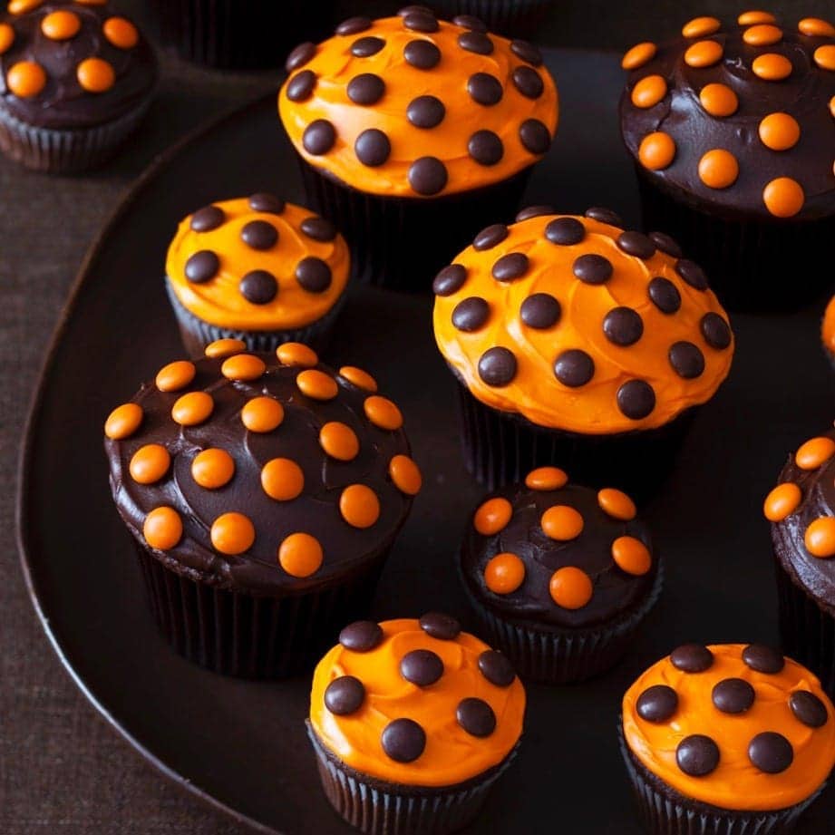 halloween cupcakes with chocolate candies