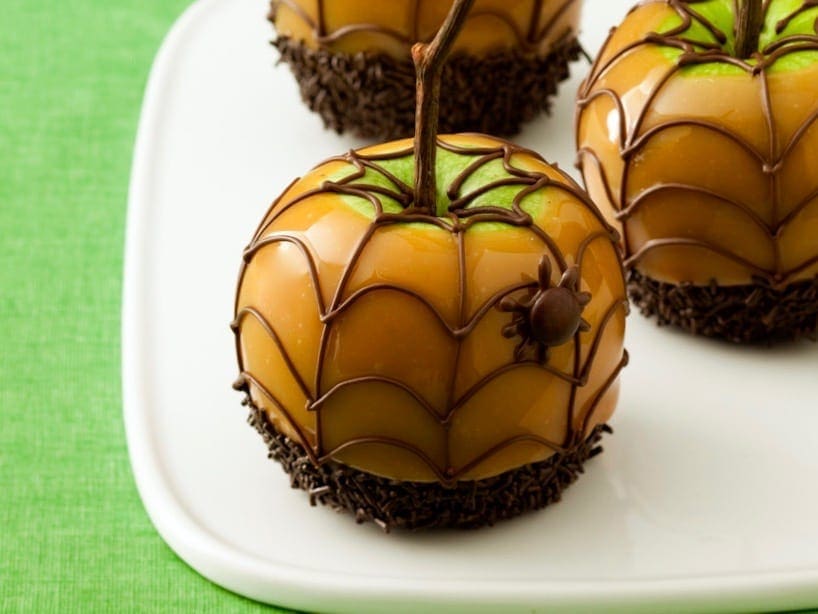 https://tarateaspoon.com/wp-content/uploads/2018/10/halloween_spiderweb_caramel_apple_horiz.jpg