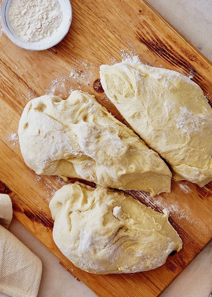 pulla massa de pão cortada em 3 pedaços