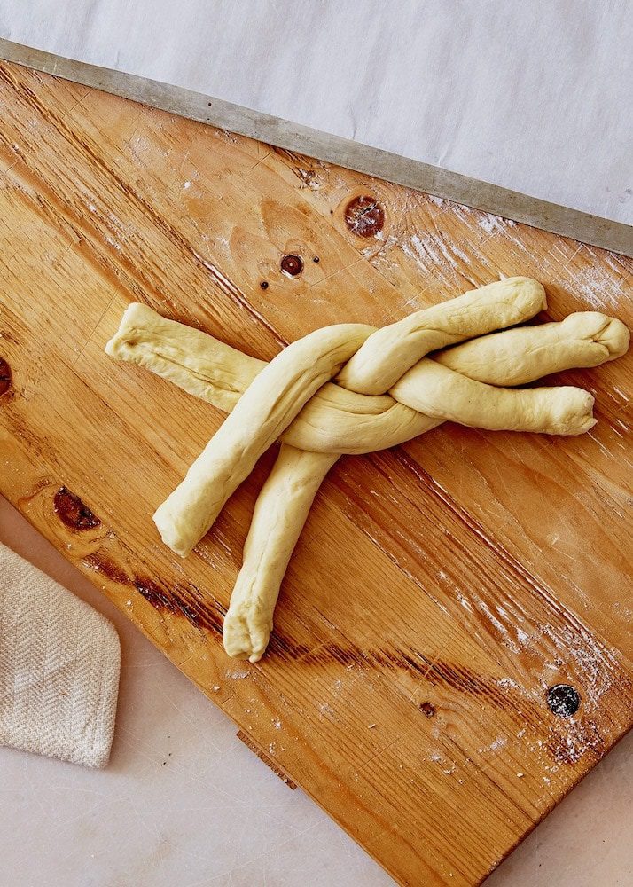 Simple trenza de masa de cardamomo sobre una tabla de cortar