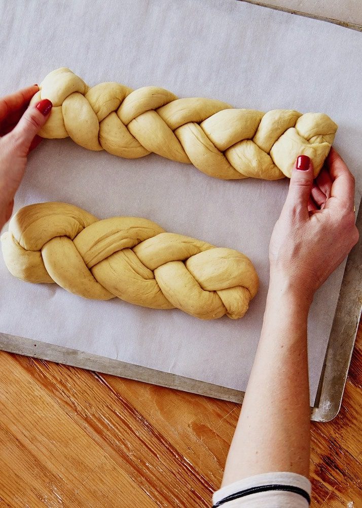 Miches de pain pulla tressées sur la plaque de cuisson