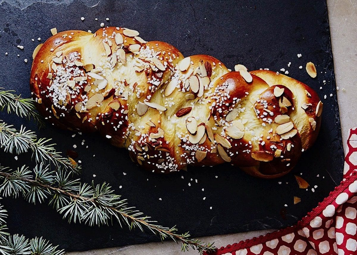 Pulla-Brot auf Schiefertafel mit roter Serviette