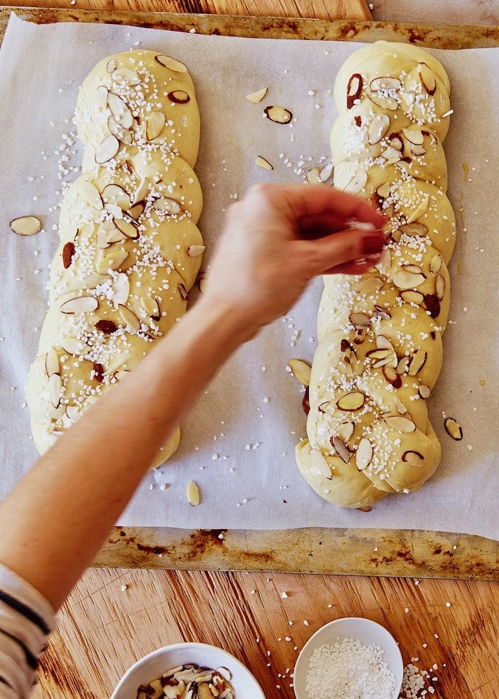 addition d'amandes et de sucre au pain tressé