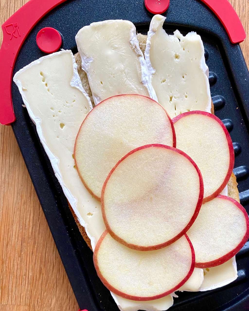 apples and brie on grilled cheese
