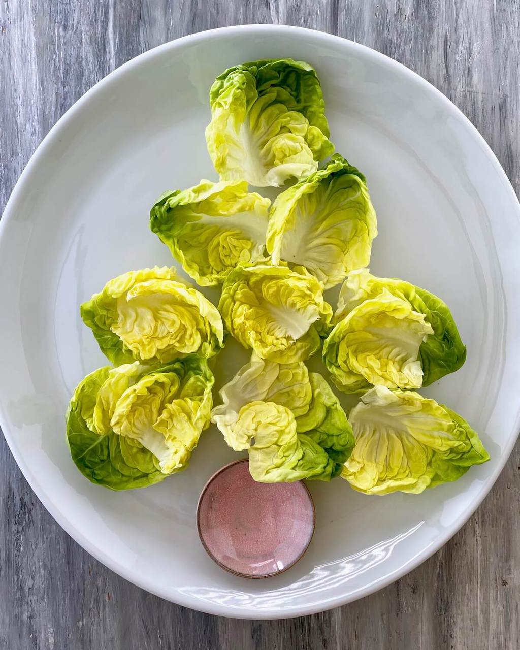 how to set up lettuce leaves on a platter for christmas tree shape