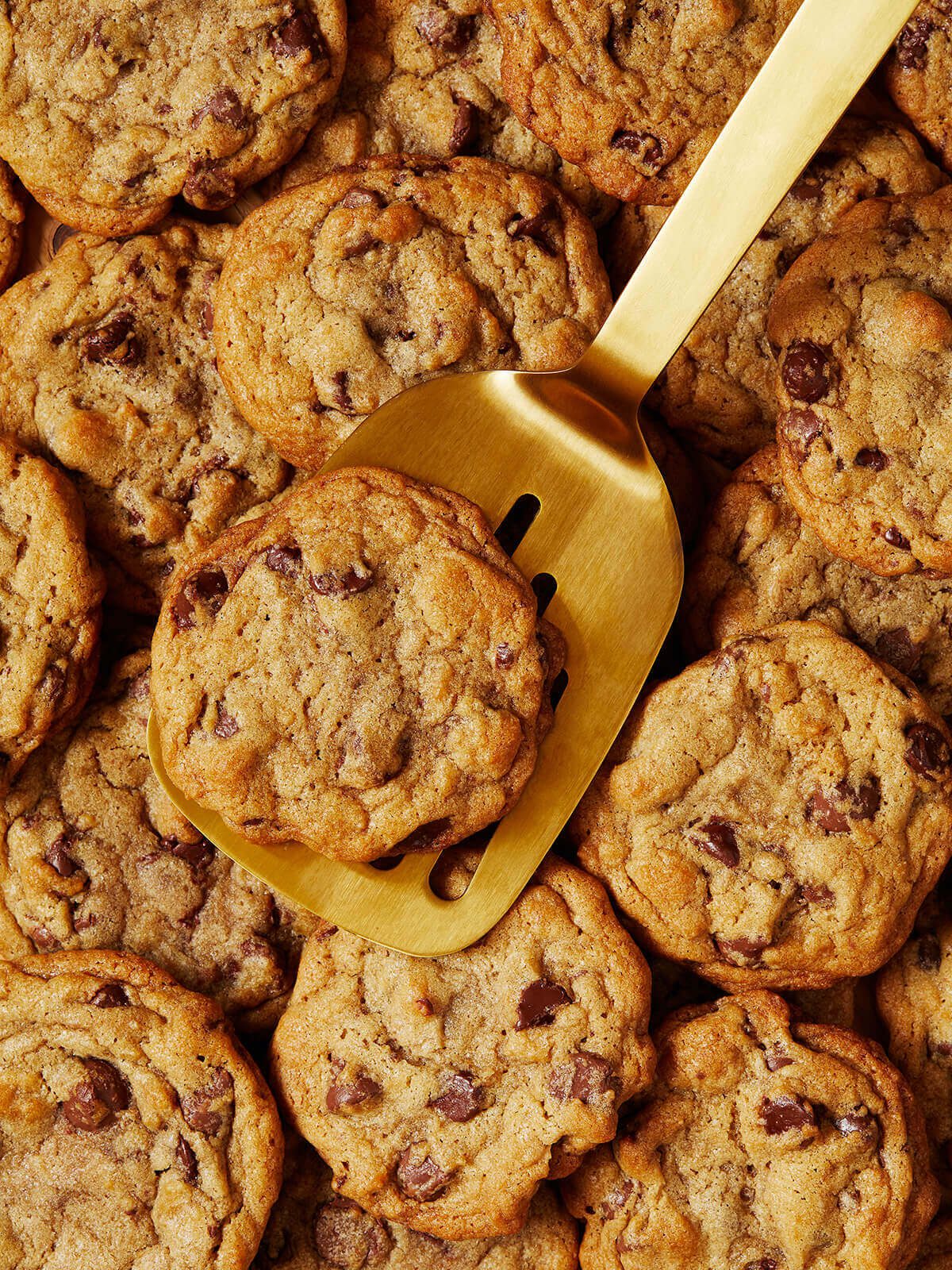 gold spatula with cookies