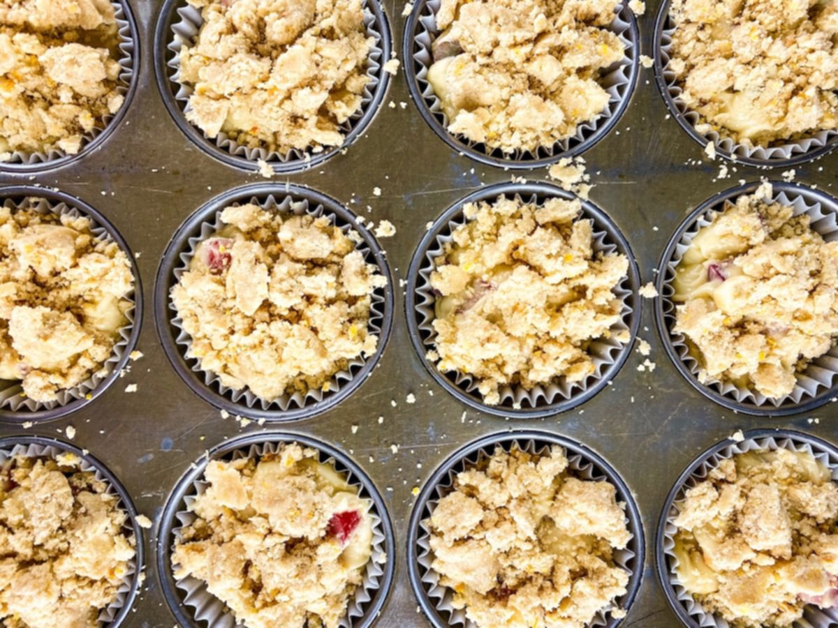 muffins in tin with streusel