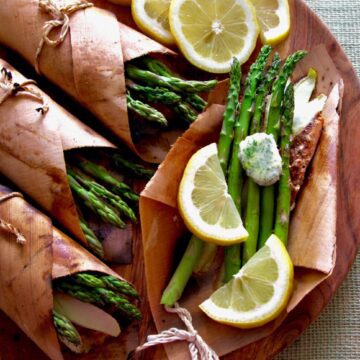 Salmon with asparagus and lemon wrapped in paper