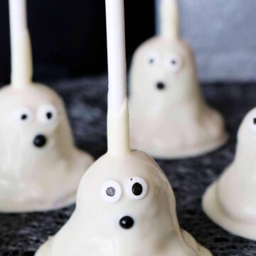 ghost cake pops for Halloween