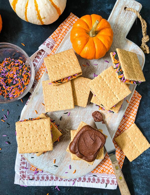 Halloween Graham Crackers with Frosting - Tara Teaspoon