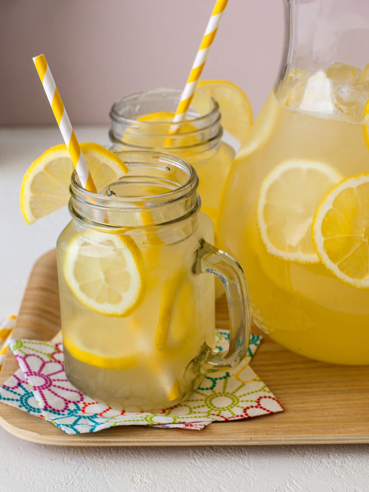 close up of lemonade in a mug with lemon slices