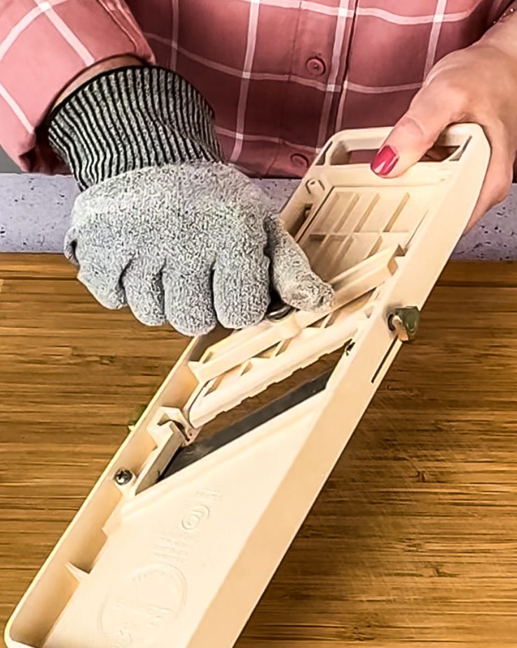 Adjusting thickness of slicer with the knob on the back.