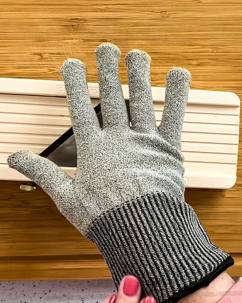 Protective cut-proof glove fro slicing.