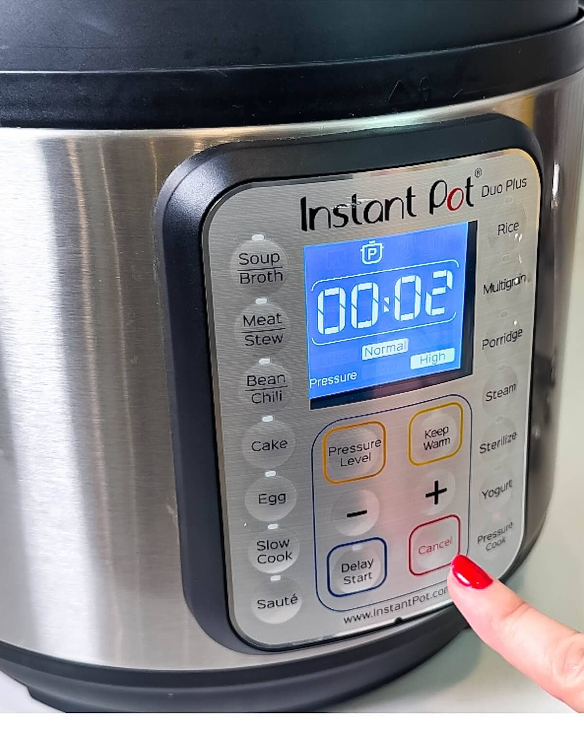 Hand setting an Instant Pot for 2 minutes at high pressure.