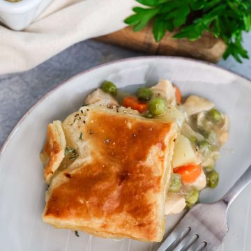 feature image of a serving of puff pastry topped turkey pot pie.