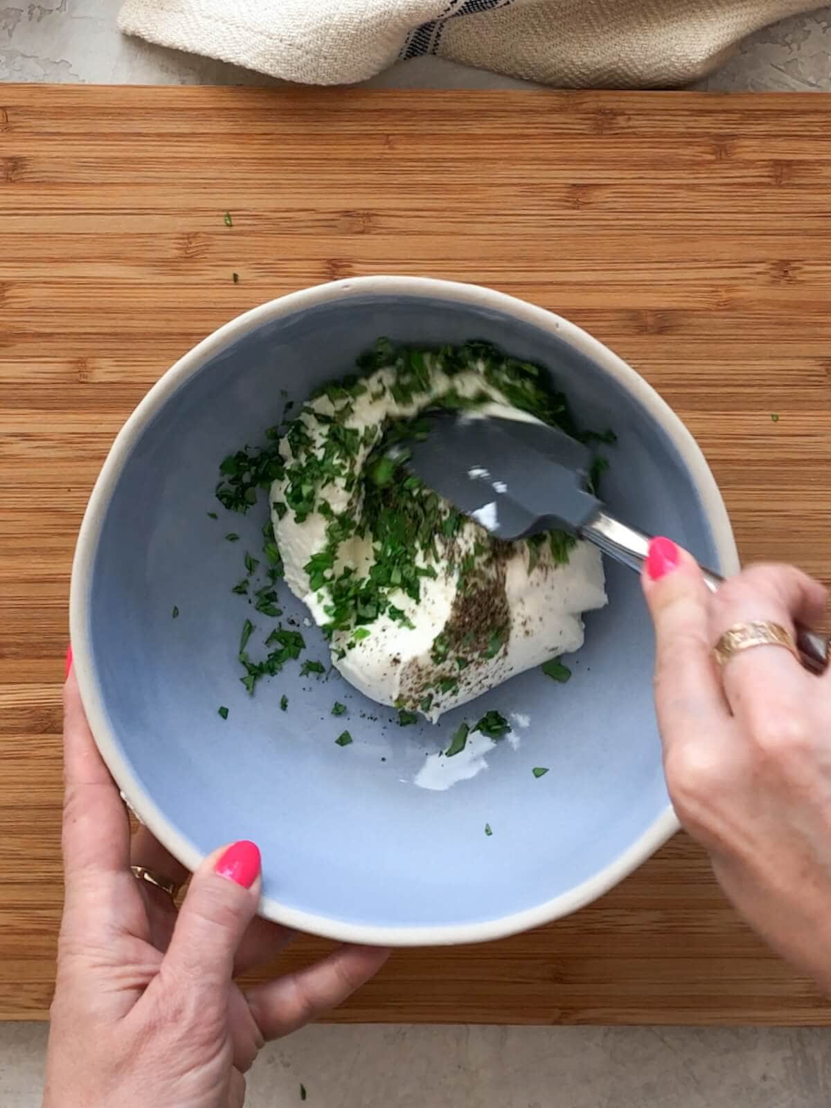 Mix basil and black pepper with ricotta to make the cream.