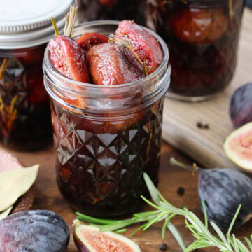 open jar of balsamic figs feature image.