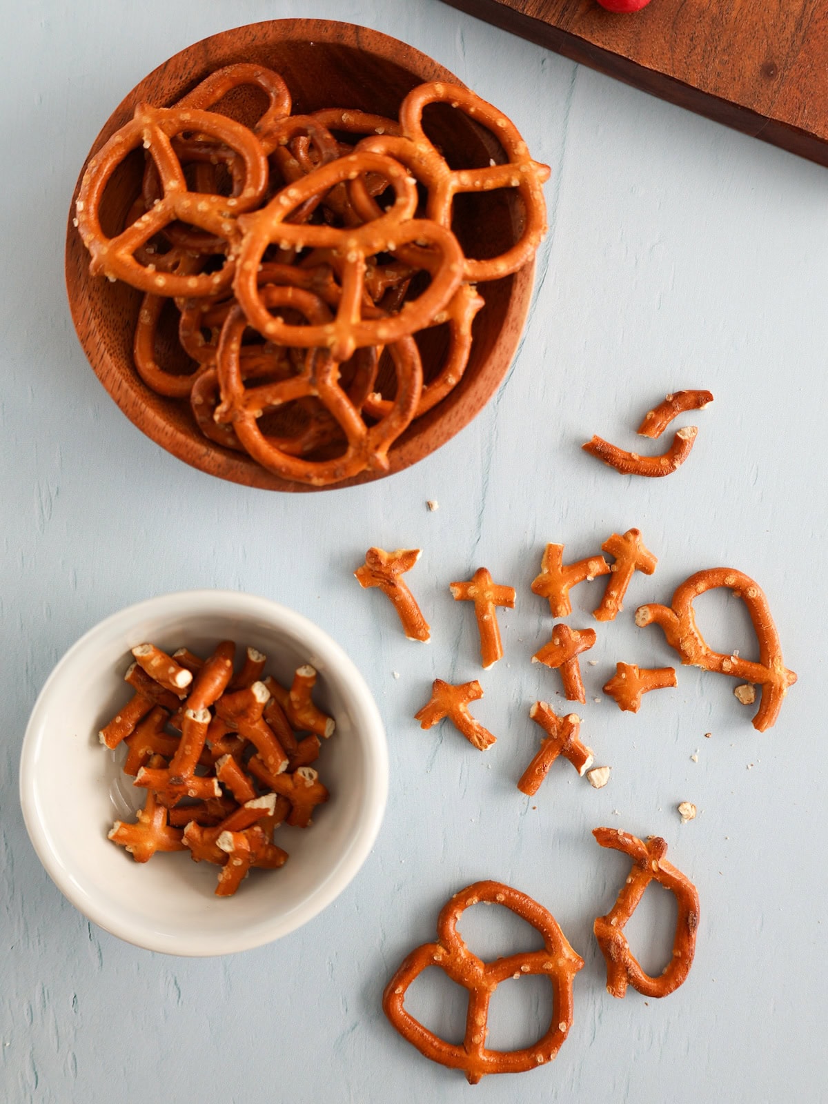 how to break pretzels to make reindeer antlers for cookies.