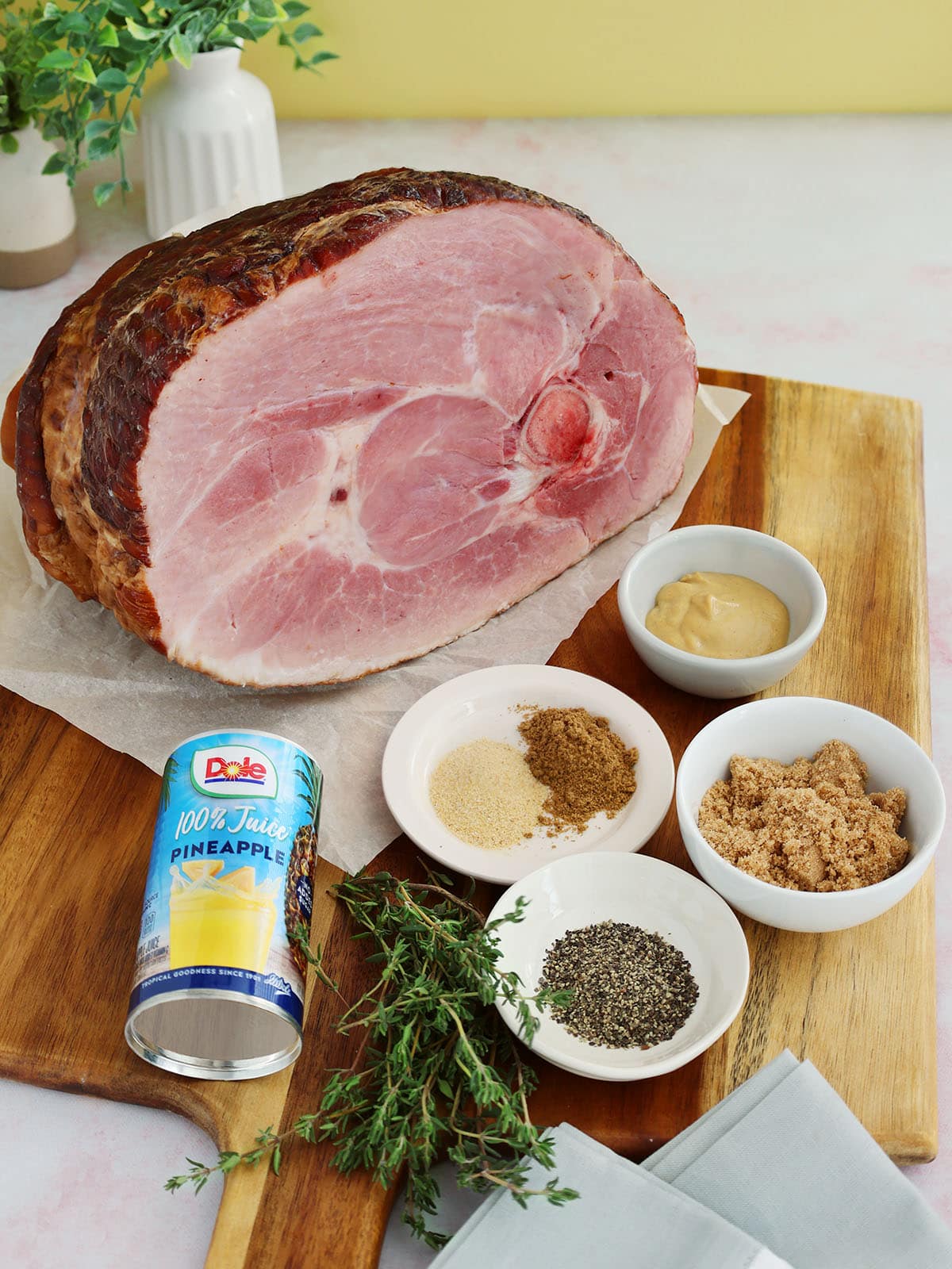 Ingredients needed to make pineapple roasted ham.