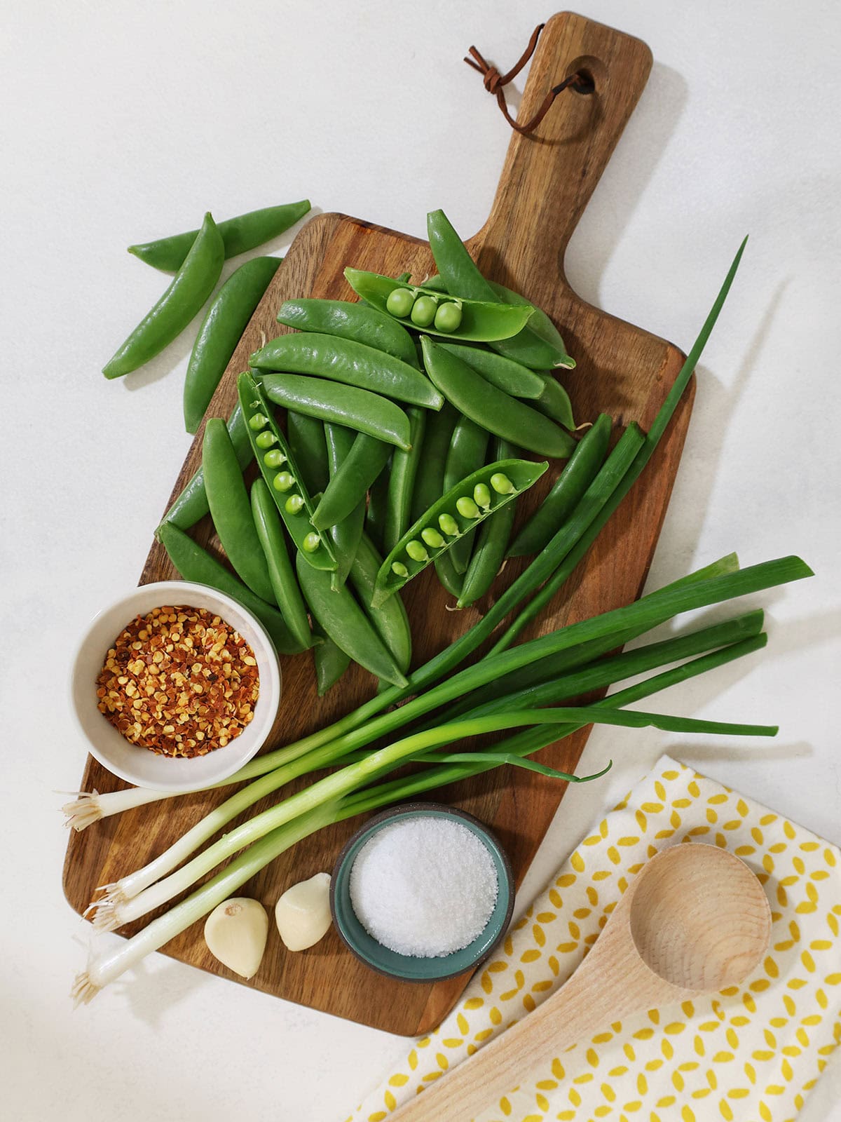 Ingredients needed to make sauteed sugar snap peas.