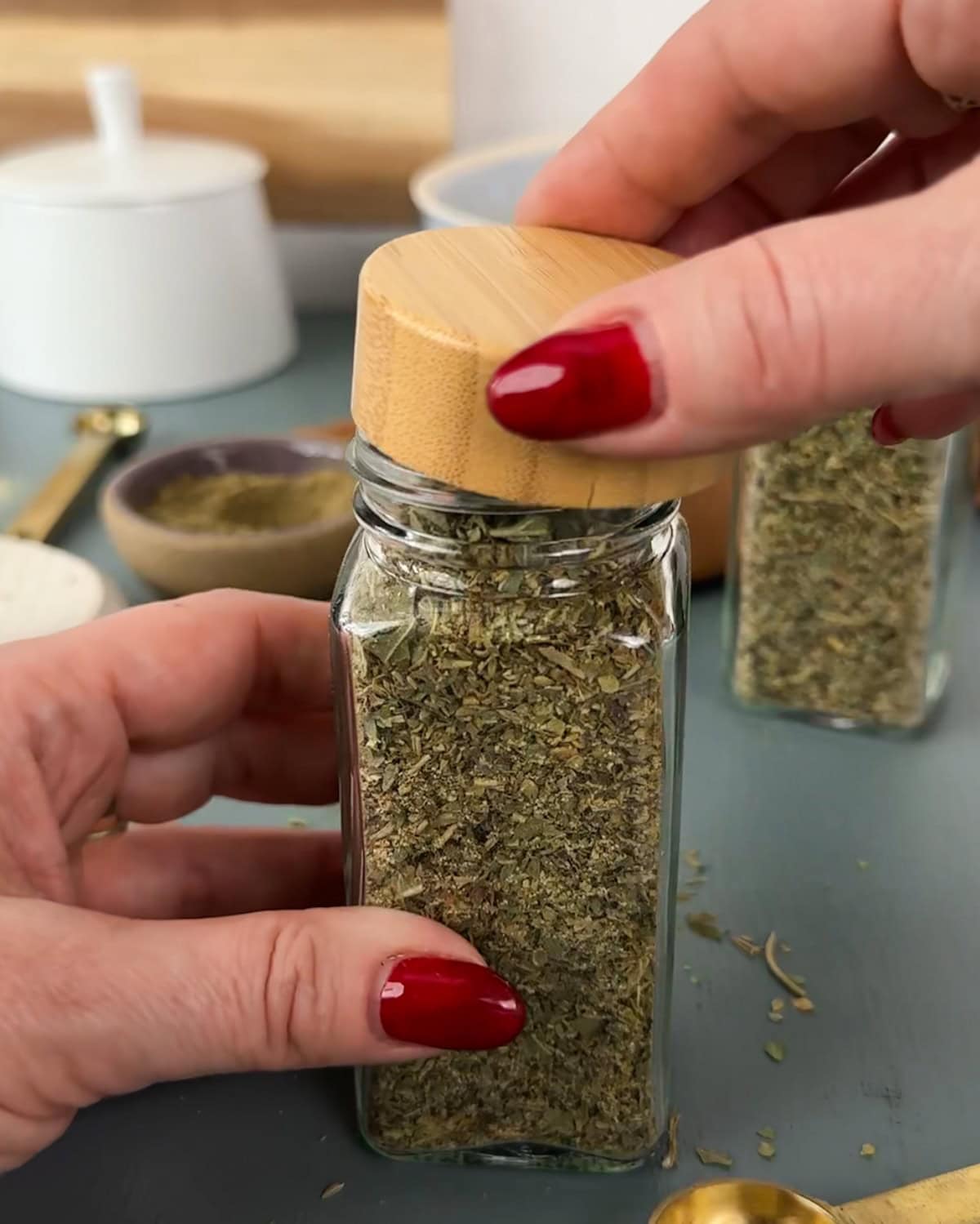 Add a lid to each jar to seal Italian seasoning.